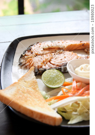 grilled salmon steak with french fries and toast. 18980023
