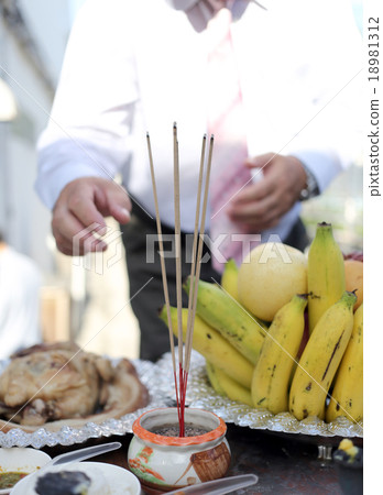 Pay homage with incense. 18981312