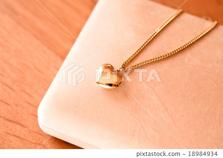 心形吊墜頂部，金色配飾，向上 18984934