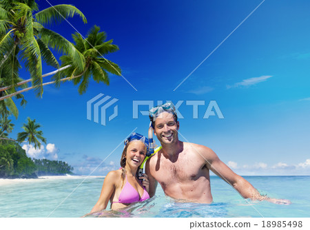 Couple Scuba Gear Paradise. Summer Vacation Concept 18985498