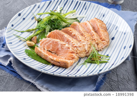 Salmon Tataki 18991398