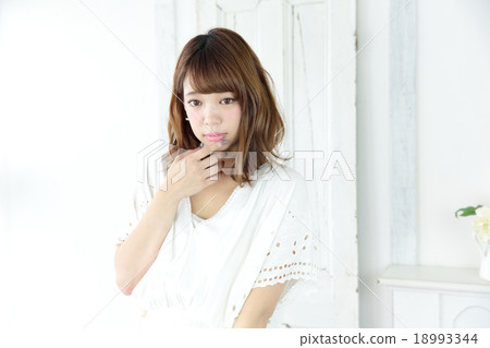 Young lady's hair style Young lady's hair style 18993344