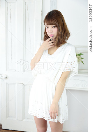 年輕女士的髮型 18993347