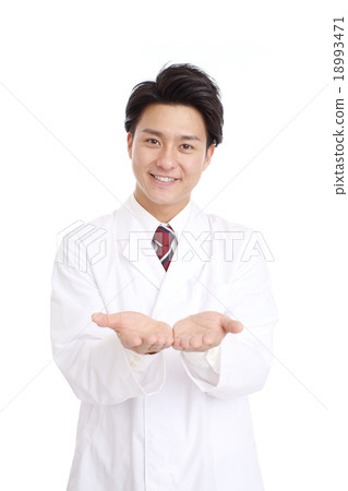 一個穿著白色西裝的男人，雙手握著 18993471