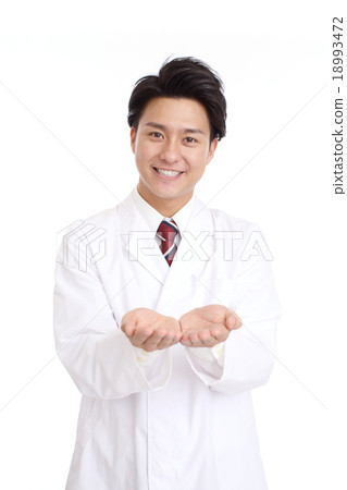 一個穿著白色西裝的男人，雙手握著 18993472