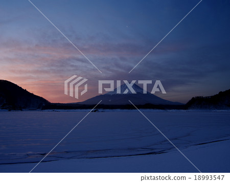 Shimodo湖埋在雪中 Shimodo湖埋在雪中 18993547