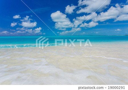 Tropical beach in Cayo Largo island Tropical beach in Cayo Largo island 19000291