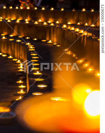 Candle light and soft stones line up (vertical / front blur) 19000673