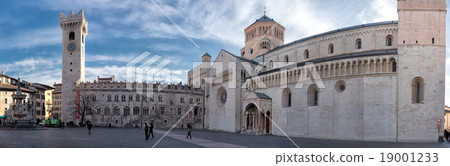 Trento dome main plaza view 19001233