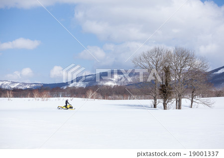 Snowmobile of the snowy field 19001337