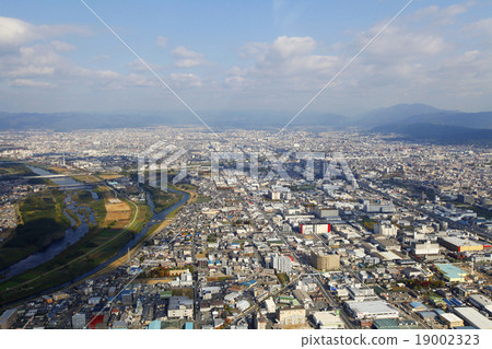 俯瞰北山的京都伏見的鳥瞰圖 俯瞰北山的京都伏見的鳥瞰圖 19002323