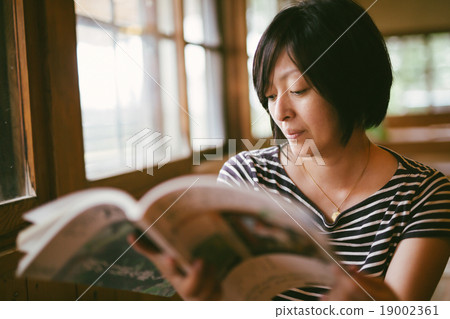 讀一本書的女人 19002361