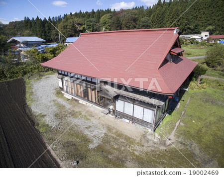 [Aerial view] Countryside old house 19002469