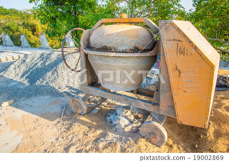 Mixing the cement 19002869