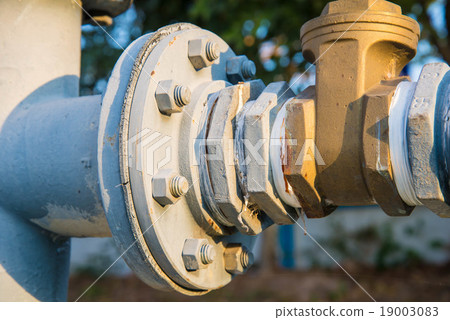 Tighten the bolts Tighten the bolts 19003083