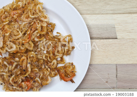 Fried shrimps in white dished  19003188