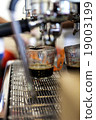 meassure coffee ingredient by clear messuring cup 19003199