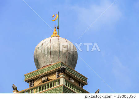 Muslim Islamic mosque tower on blue sky background 19003356