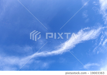 light solft dream cloud on fresh blue sky 19003363