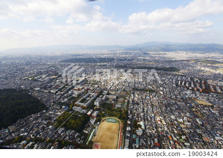 俯瞰東山上方的城市區域的鳥瞰圖 19003424