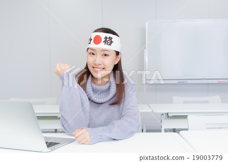 A woman who passes a gap and poses a gut 19003779