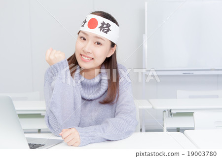 一個通過差距並構成腸道的女人 19003780