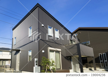 分開的住房圖像被遮蔽的設計設計房子看藍天 分開的住房圖像被遮蔽的設計設計房子看藍天 19004236