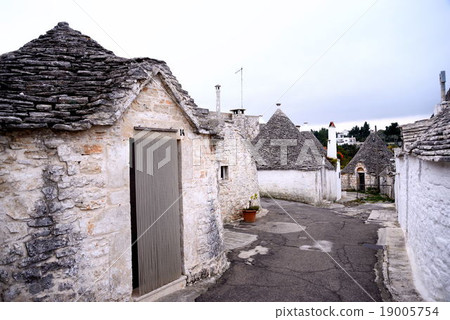 The streets of Alberobello Trulli 19005754