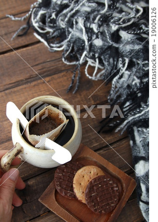 Single-cup drip coffee, chocolate cookies, and a woolen blanket 19006126
