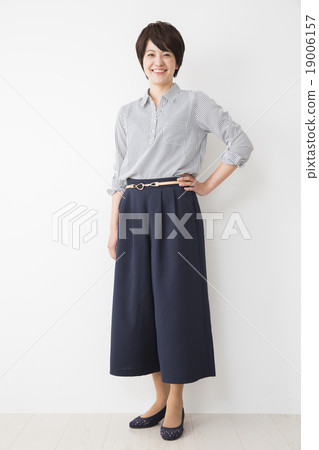 Portrait middle women 19006157