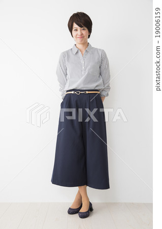 Portrait middle women Portrait middle women 19006159