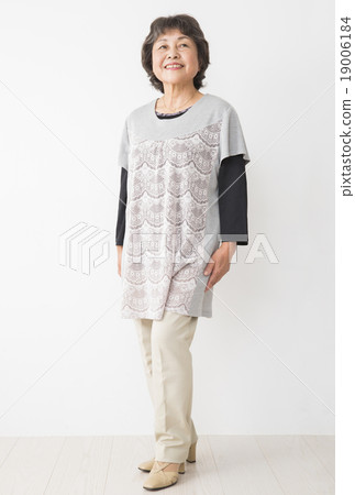 Senior women portrait 19006184