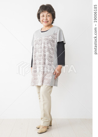 Senior women portrait 19006185