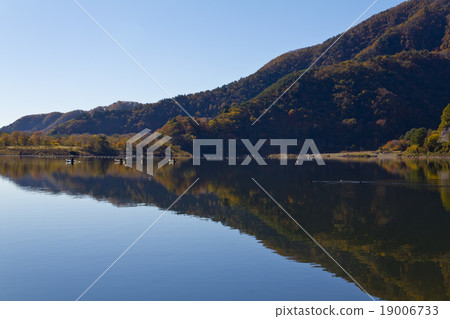 The lake that the mountains reflect 19006733