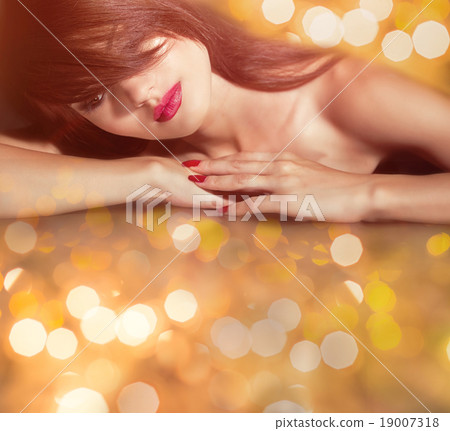 Beautiful woman portrait 19007318