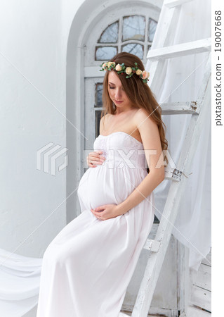 Portrait of the young pregnant woman Portrait of the young pregnant woman 19007668