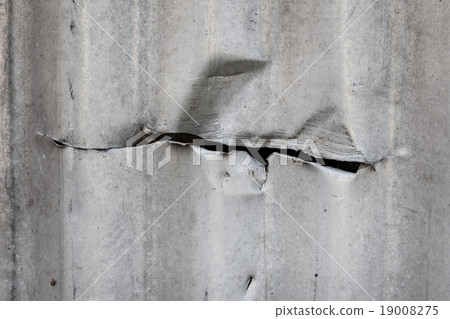 Cut in corrugated metal sheet 19008275