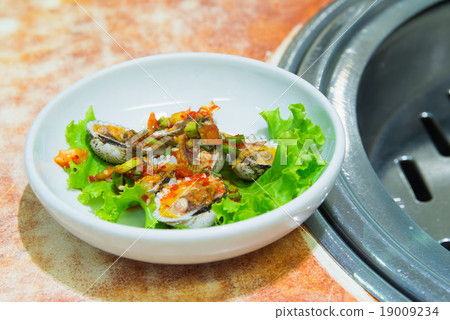 Cockle served with kimchi sauce mixed vegetable Cockle served with kimchi sauce mixed vegetable 19009234