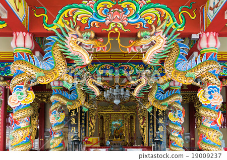 Chinese dragon sculpture in guanyu shrine Chinese dragon sculpture in guanyu shrine 19009237
