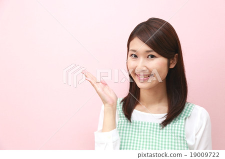 1 woman (Apron housekeeping housewife help helper care welfare everyday life nursing teacher nurse) 19009722