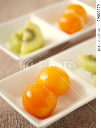 Tea ceremony with Kin-Mitsu Mitsu Mushi and Kiwimarine (Vertical position) 19009879