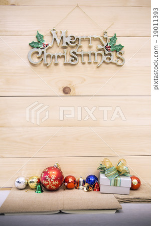 Christmas cup with decorated on wooden table. 19011393