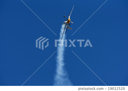Acrobatic flight Acrobatic flight 19012520