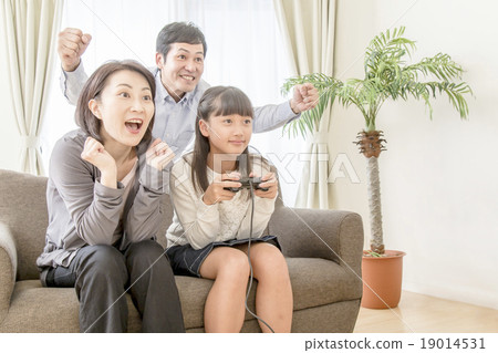 Image that parent and child enjoying video games 19014531