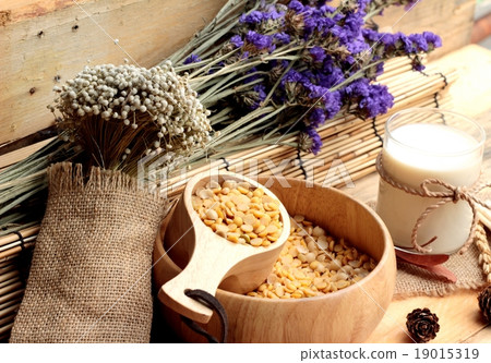 Soy milk with soya beans 19015319