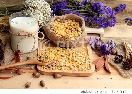 Soy milk with soya beans 19015563