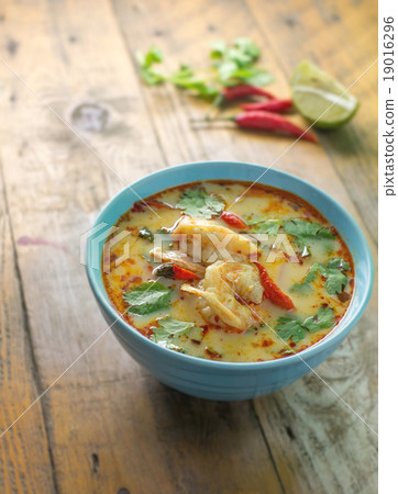 tom yum kung on rustic wood 19016296