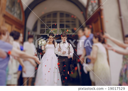wedding church couple 19017529
