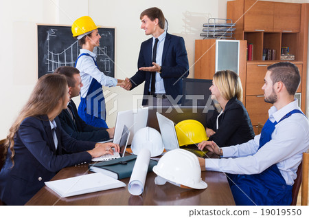 Handshaking of manager and employee. 19019550