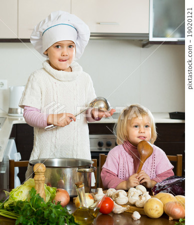 Two little sisters learning how to cook 19020121